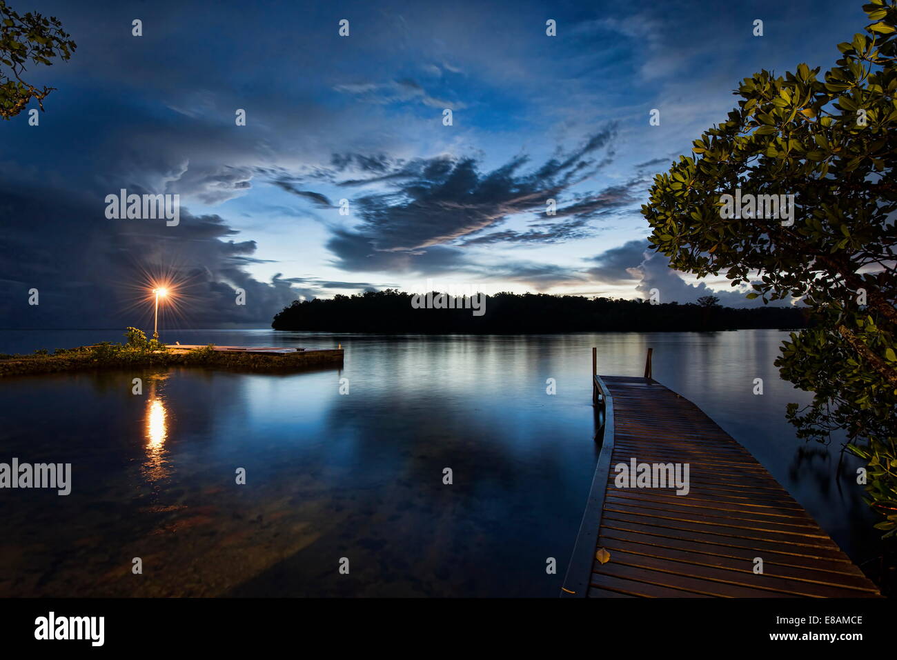 Al amanecer, Jetty Uepi Island, Nueva Bretaña, Islas Salomón Foto de stock