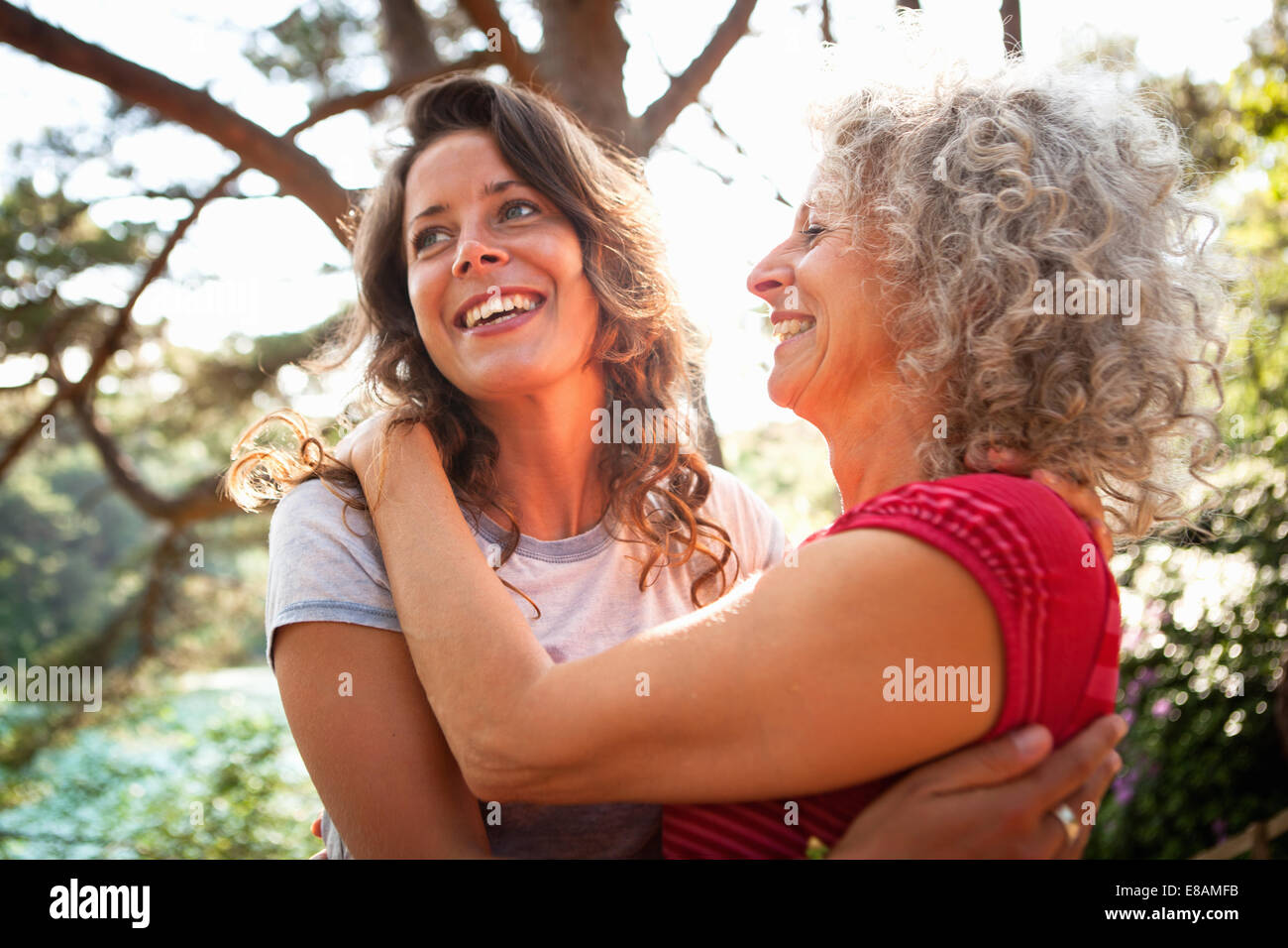 Madre e hija disfrutando de la naturaleza Foto de stock