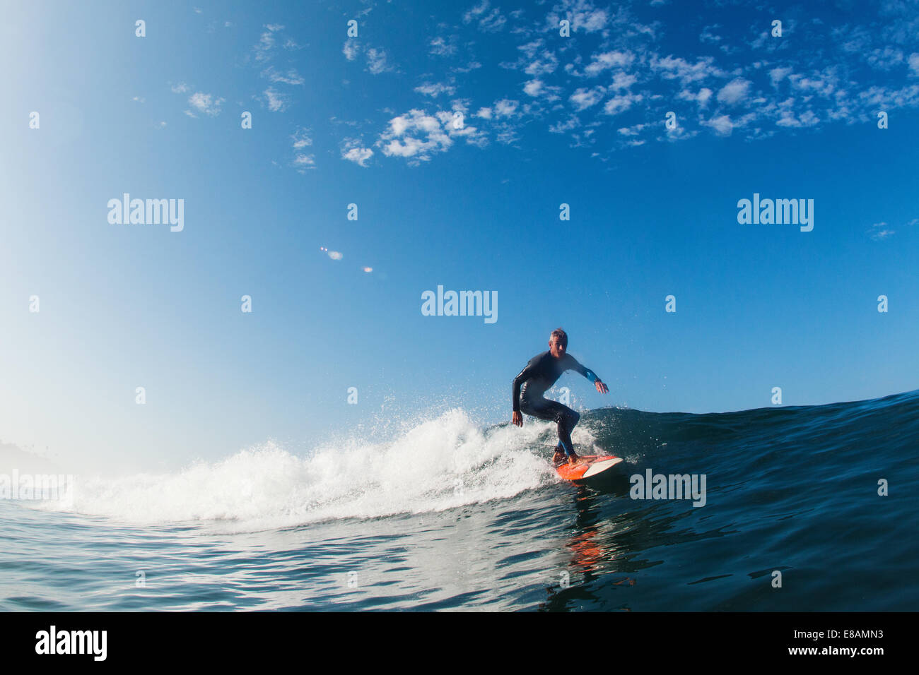 Mitad hombre adulto surf wave, Leucadia, California, EE.UU. Foto de stock