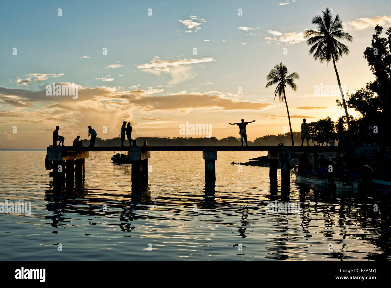 La gente en el malecón, Laguna Roviana, Munda, Nueva Bretaña, Islas Salomón Foto de stock
