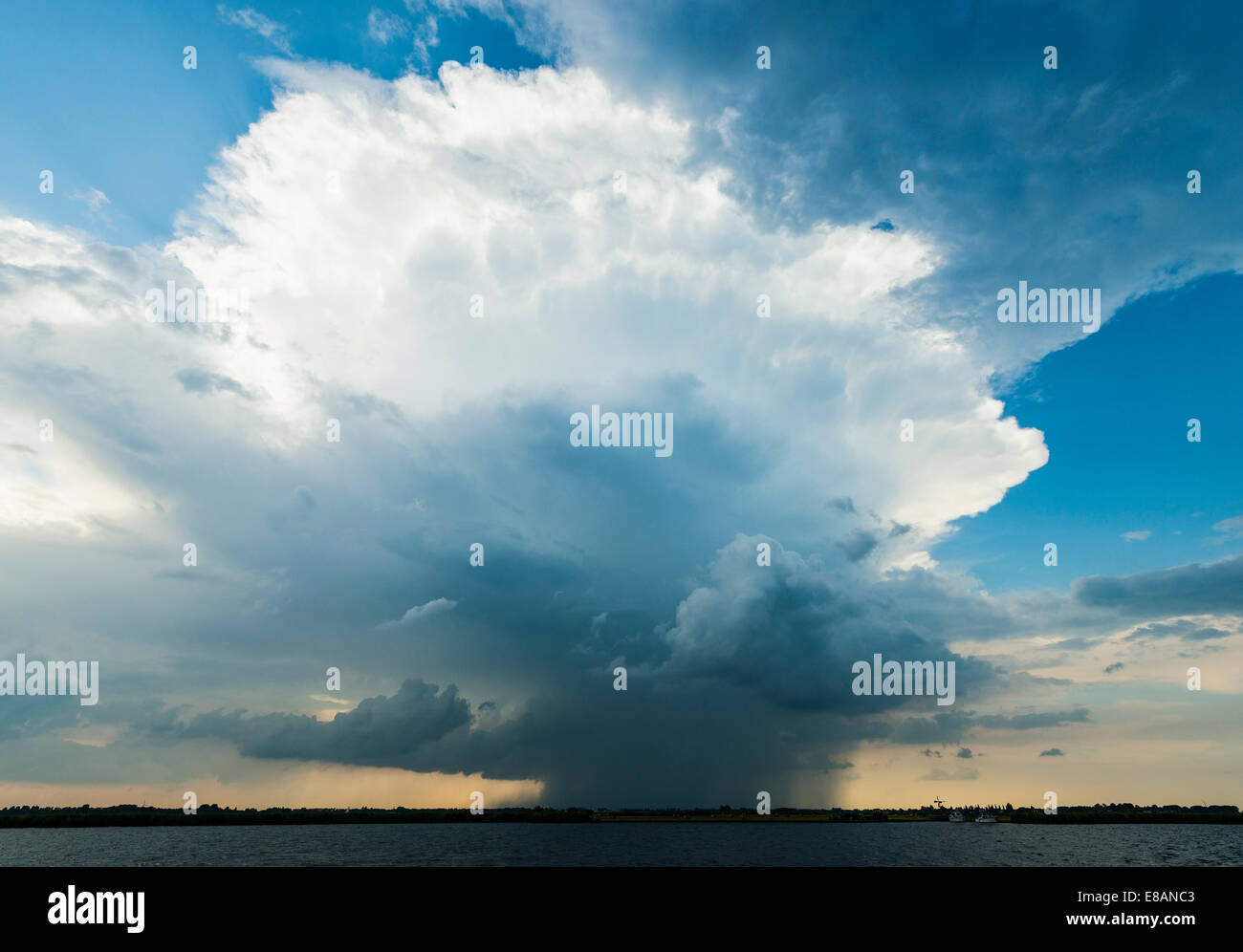 Ominosa nube de tormenta sobre el lago, Sneek, Frisia, Países Bajos Foto de stock