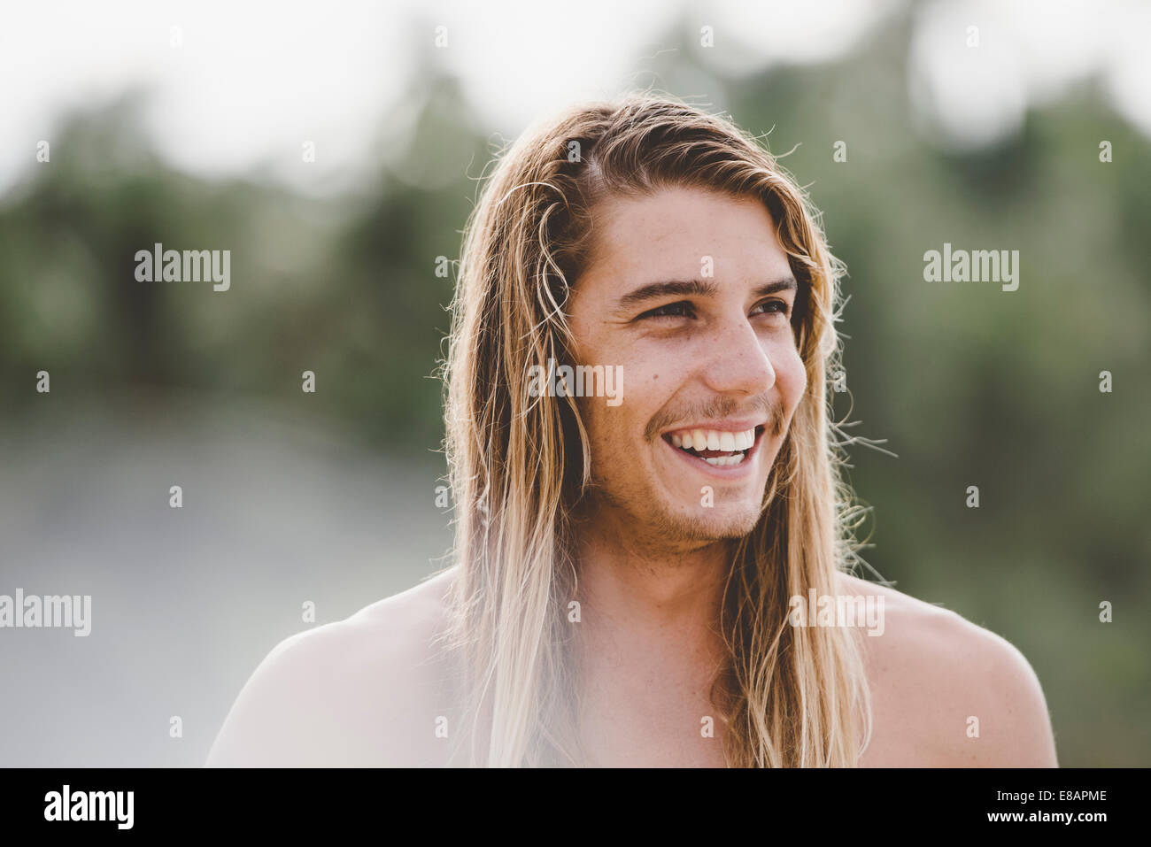 El hombre de pelo largo con una amplia sonrisa Foto de stock