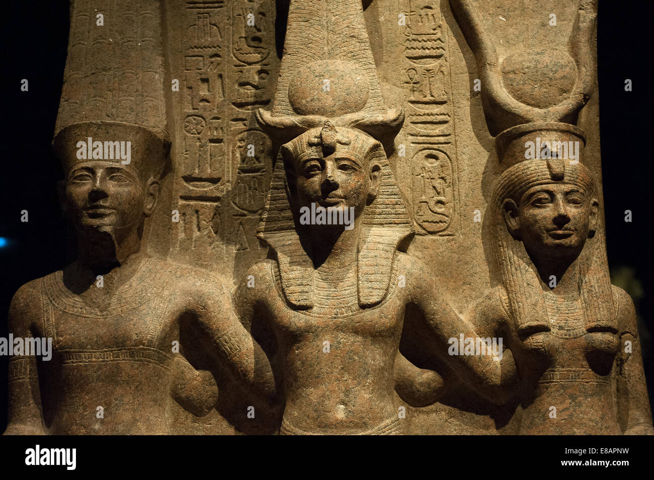 Museo Egipcio de Turín Piamonte Italia estatuas del Rey Ramsés II con el dios Amón y la Diosa Mut Foto de stock