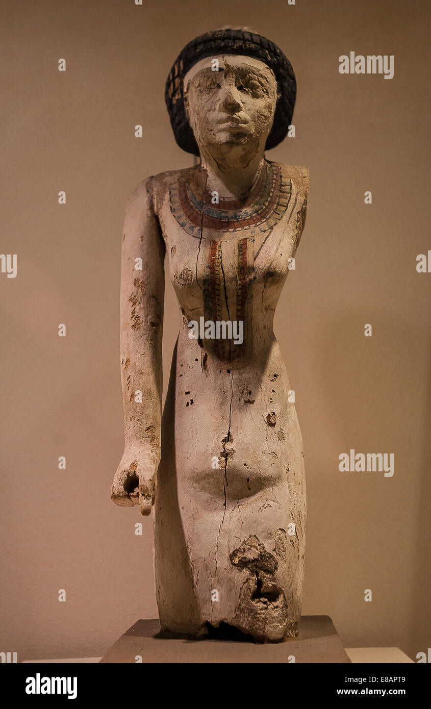Museo Egipcio de Turín Piamonte Italia habitación de predynastic período Wodden estatuilla de una mujer portadora de oferta Foto de stock