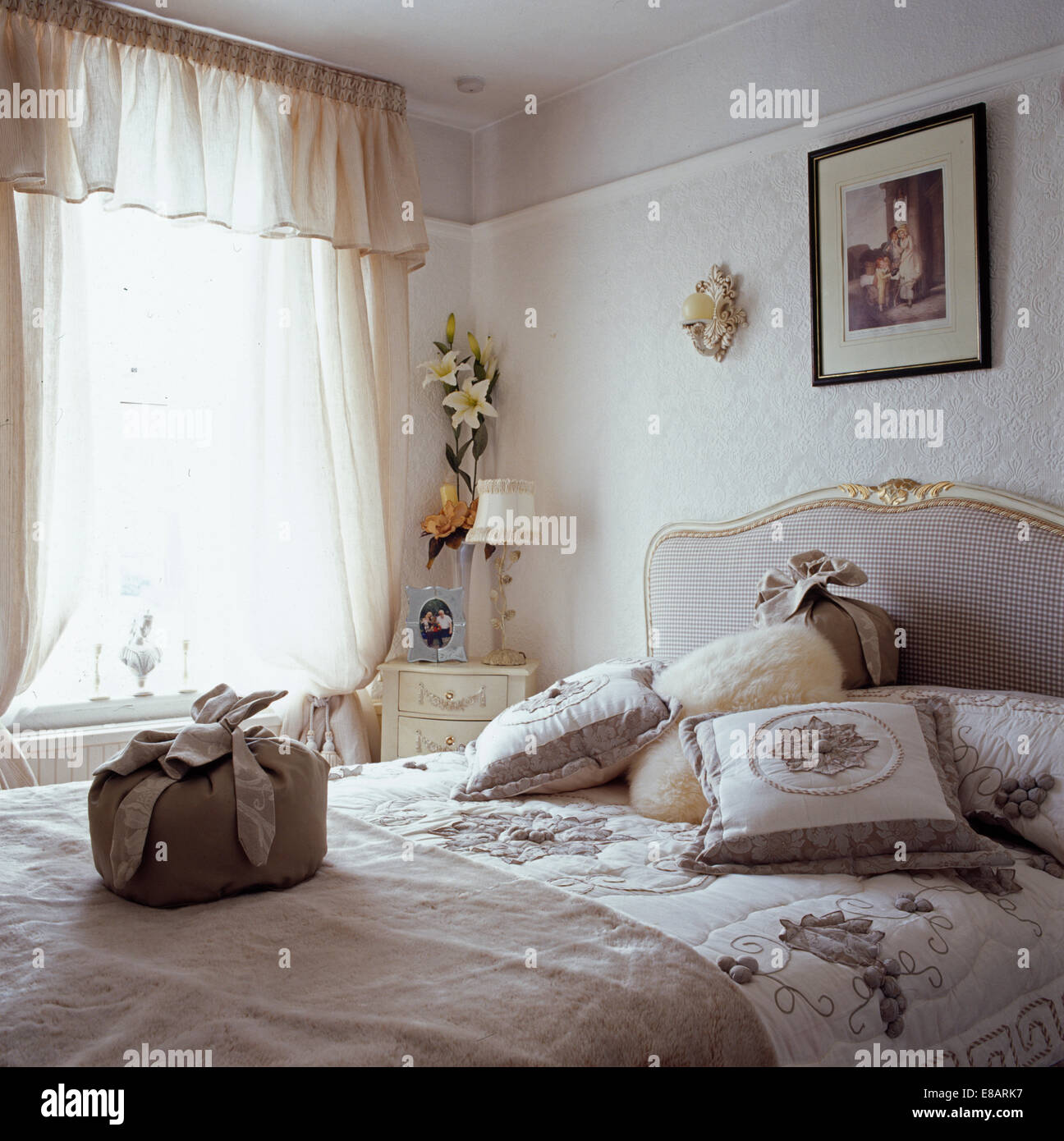 Limo cortador promoción Gris cojines acolchados y cama-cubierta en la cama en el dormitorio de  color gris pálido con crema de voile cortinas en la ventana Fotografía de  stock - Alamy