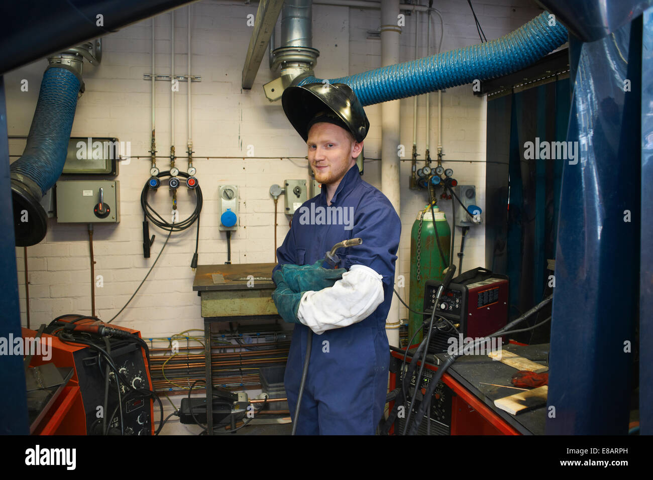 Retrato de soldador, un estudiante de sexo masculino en la escuela taller Foto de stock