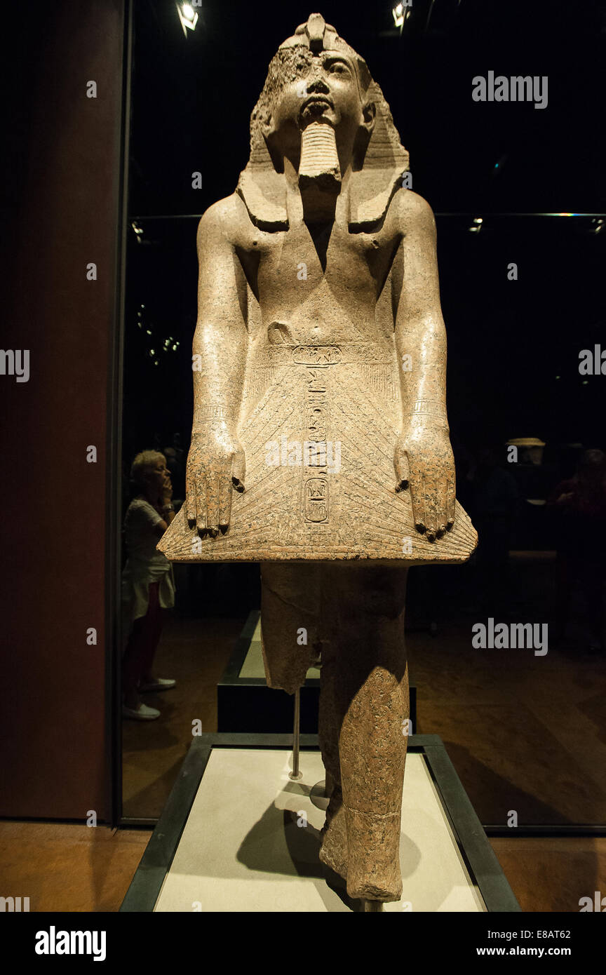 Museo Egipcio de Turín Piamonte Italia el rey Ramsés II de pie XIX Dinastía, reinado de Ramsés II W ( 1279 - 1213 ) Templo A.C. Foto de stock