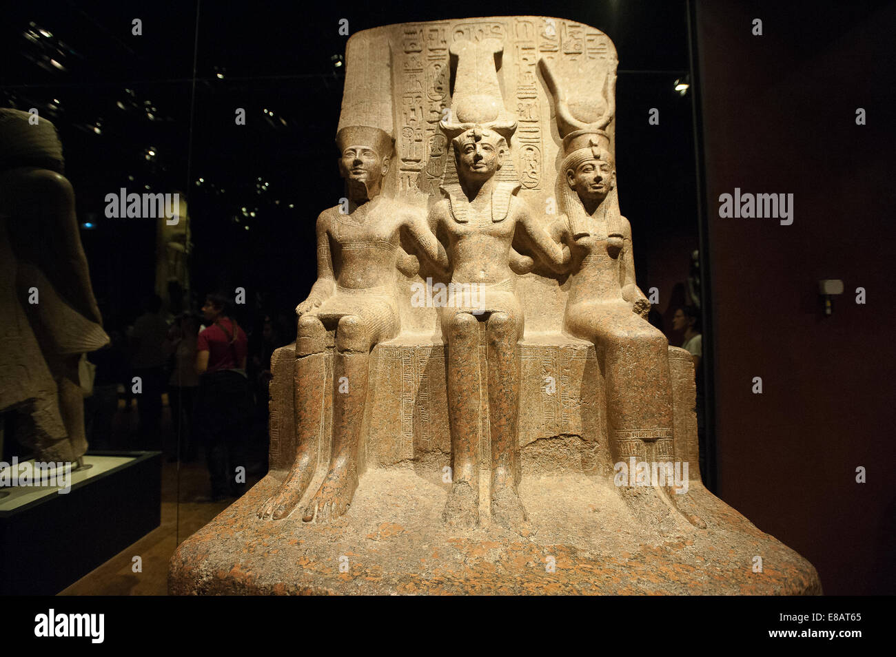 Museo Egipcio de Turín Piamonte Italia estatuas Rey Ramsés II con el dios Amón y la diosa Mut Dinastía XIX reinado de Rames Foto de stock