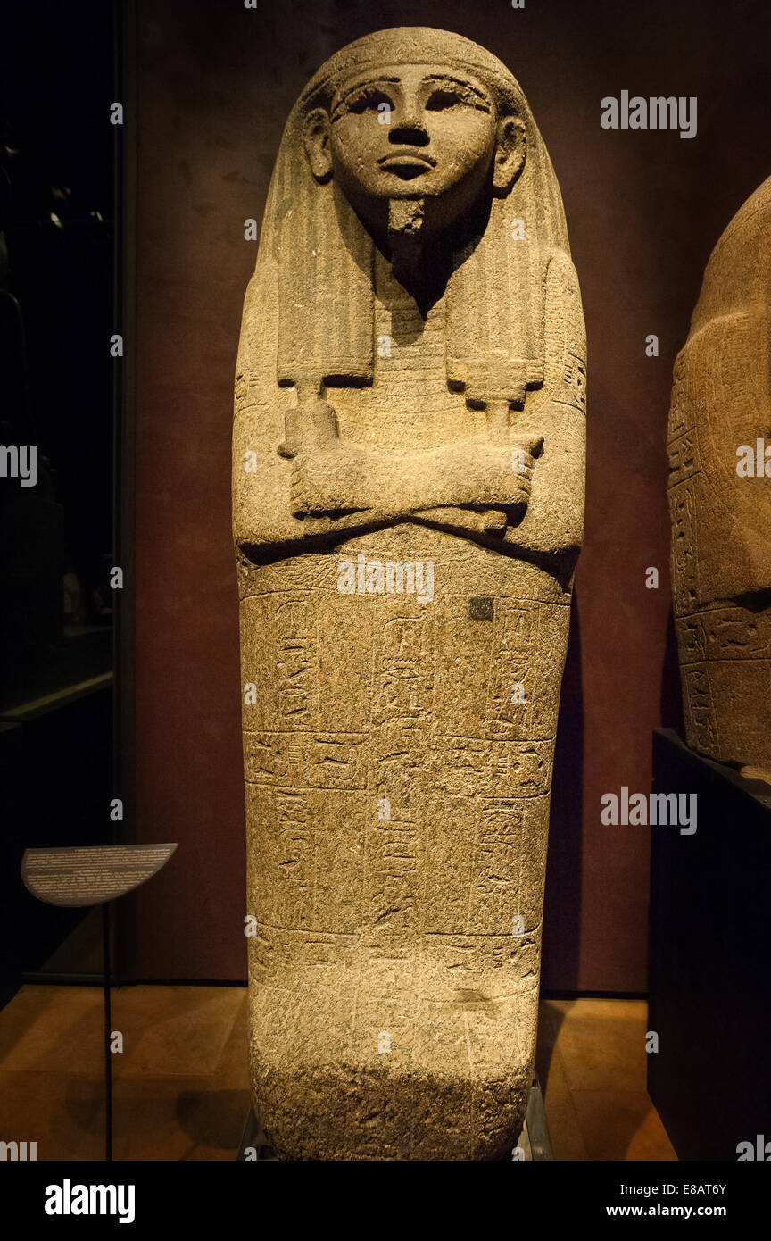 Museo Egipcio de Turín Piamonte Italia sarcófago antropoide tapa tapa Este ataúd representa Thutmosis como una momia de la dinastía XIX reig Foto de stock