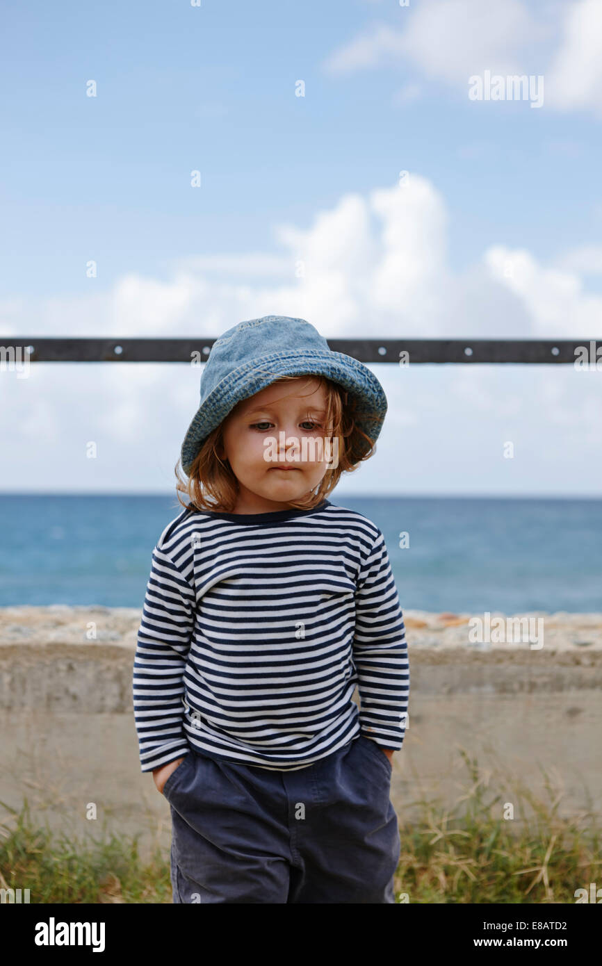 Niña vestidos de rayas y sombrero top Foto de stock