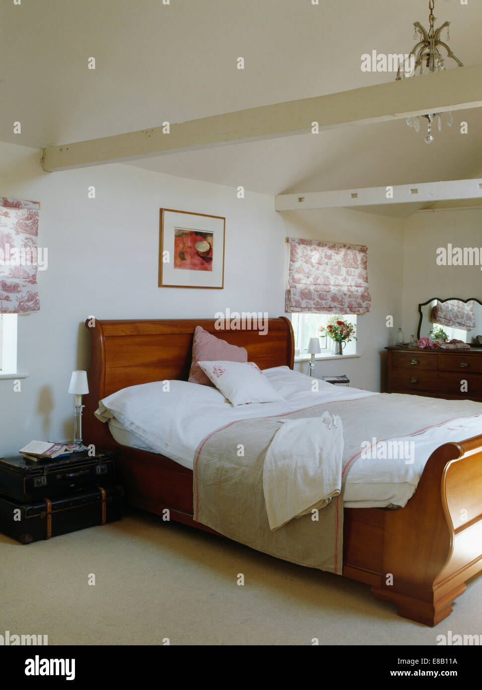Ropa de cama y ropa de cama blanca almidonada throw en trineo cama en  blanco cottage dormitorio con una alfombra blanca y vigas expuestas  Fotografía de stock - Alamy