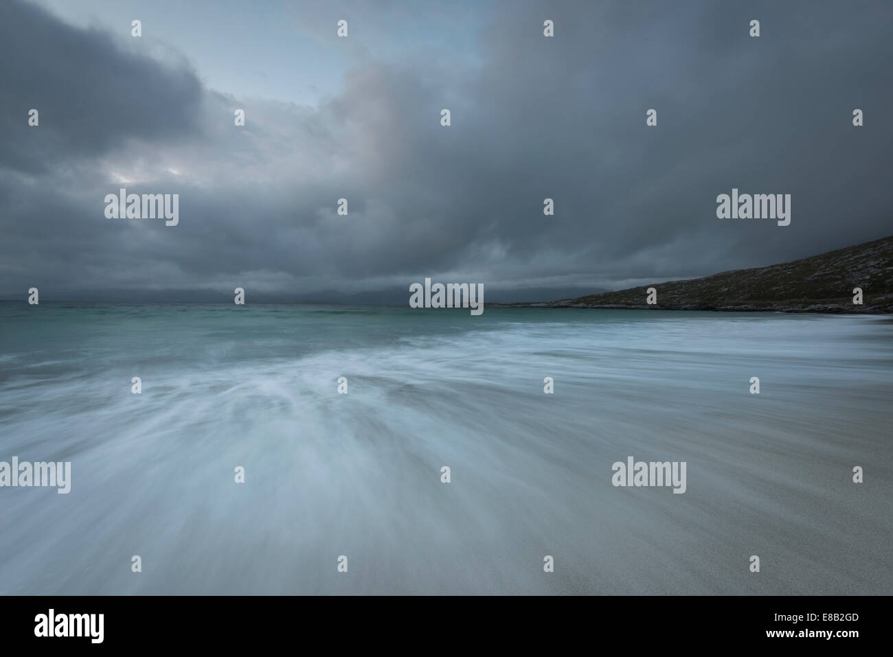 Cielo tormentoso y fluyendo marea a Luskentire beach, en la isla de Harris, Hébridas Exteriores, Escocia Foto de stock