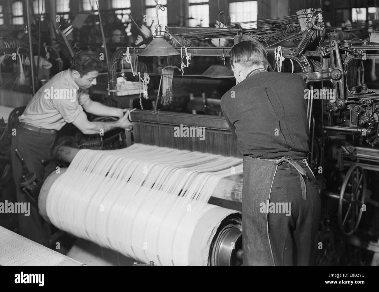 Ajuste eléctrico en telar de seda Madison Co. Paterson, Nueva Jersey, marzo de 1937 Foto de stock
