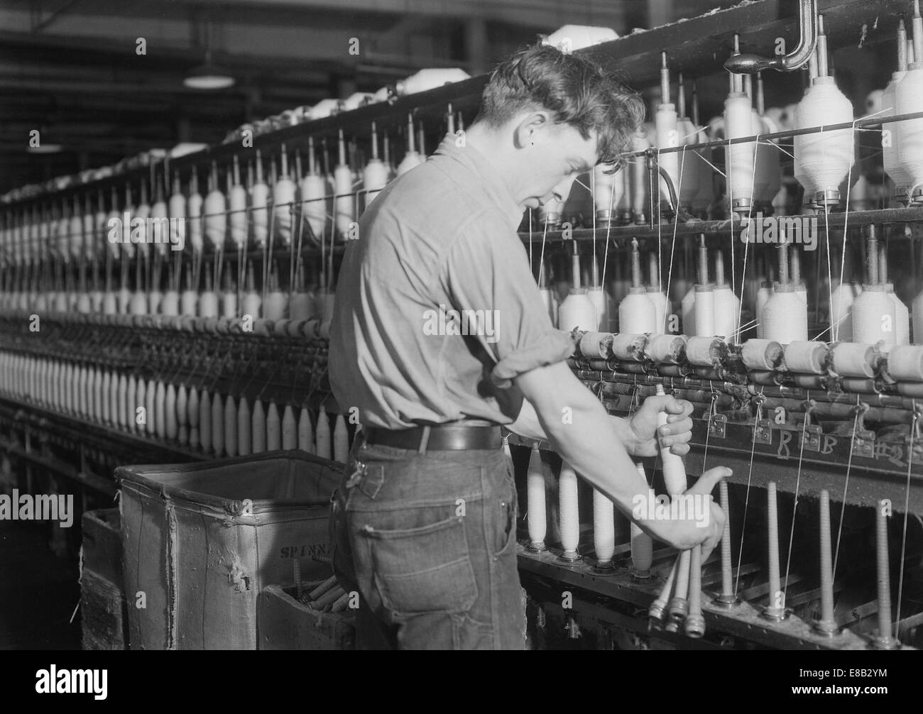 Hombre Máquina textil de fijación. Millville Manufacturing Co., Nueva Jersey. 1936 Foto de stock