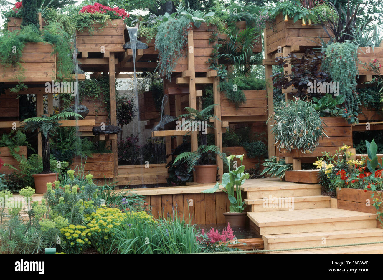 obra maestra vestir proporcionar Jardines colgantes en marcos de madera en Chelsea Flower ducha 1991  Fotografía de stock - Alamy