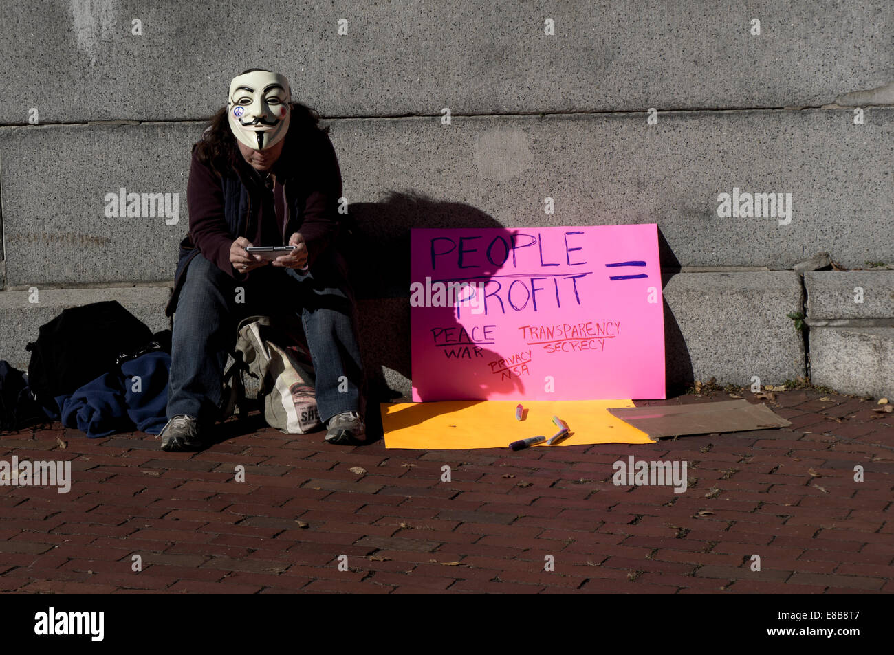 Manifestante luciendo la máscara de Guy Fawkes el movimiento anónimo de la V personaje de la película V de Vendetta. Boston, Massachusetts. Foto de stock