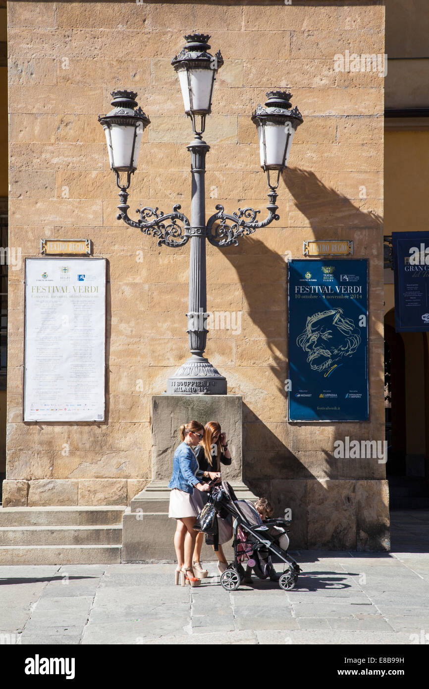 Dos mujeres con niños y sillitas de paseo, Parma, Emilia-Romaña, Italia Foto de stock