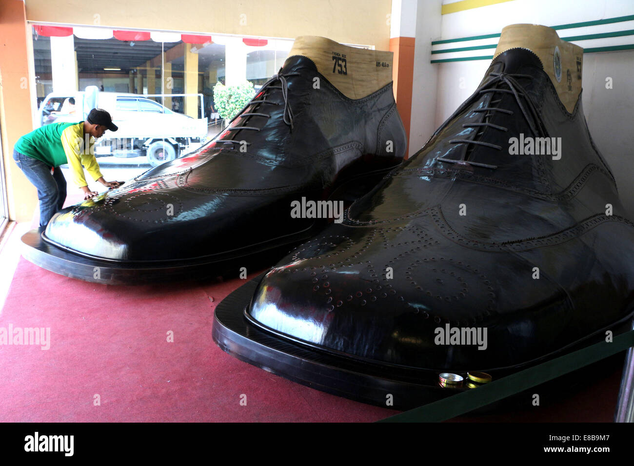 El Sr. Bernabé Soliven polaca de la ciudad de Marikina Más Grande del Mundo  par de zapatos, que se muestran en las riberas Center cada viernes. Los  zapatos se realizó el año