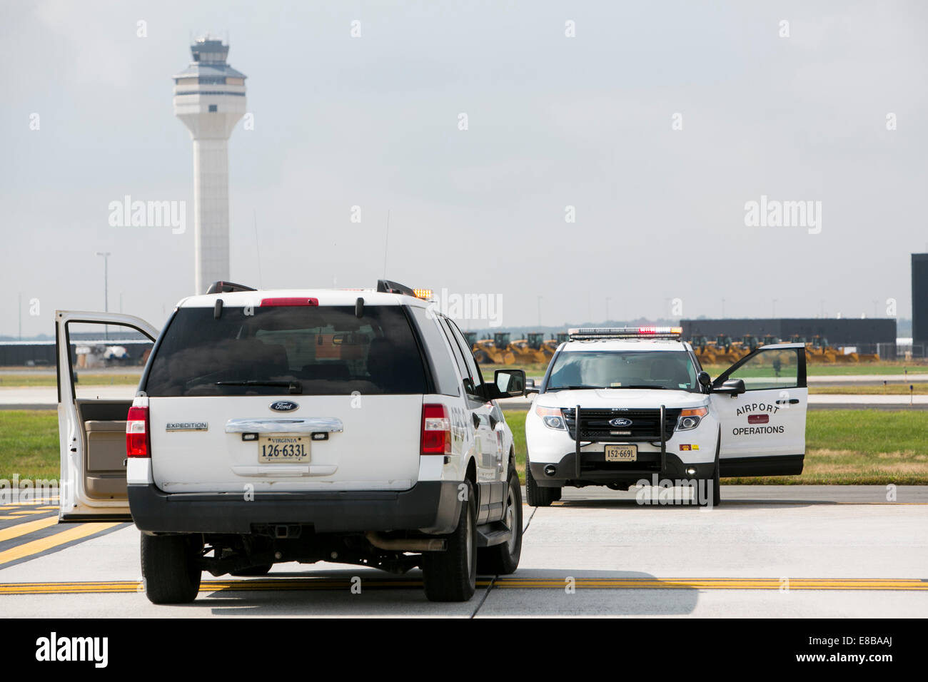 El Aeropuerto Internacional de Dulles, Virginia, EE.UU. 2 de octubre de 2014. Los vehículos de las operaciones aeroportuarias en el Aeropuerto Internacional Washington Dulles en Dulles, Virginia, el 2 de octubre de 2014. Crédito: Kristoffer Tripplaar/Alamy Live News Foto de stock