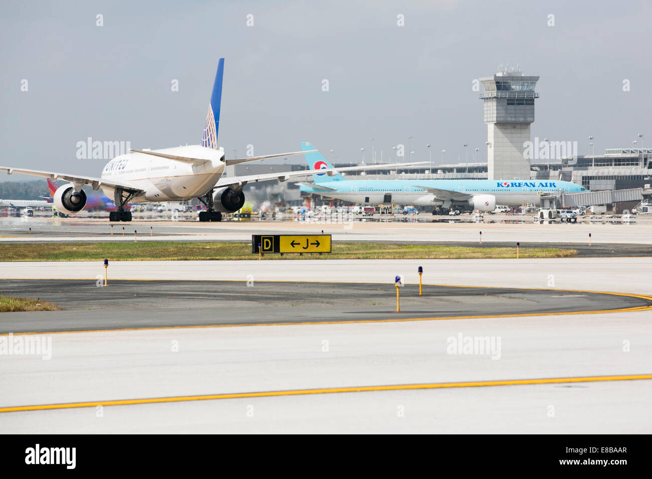 El Aeropuerto Internacional de Dulles, Virginia, EE.UU. 2 de octubre de 2014. Las operaciones de aeronaves en el Aeropuerto Internacional Washington Dulles en Dulles, Virginia, el 2 de octubre de 2014. Crédito: Kristoffer Tripplaar/Alamy Live News Foto de stock
