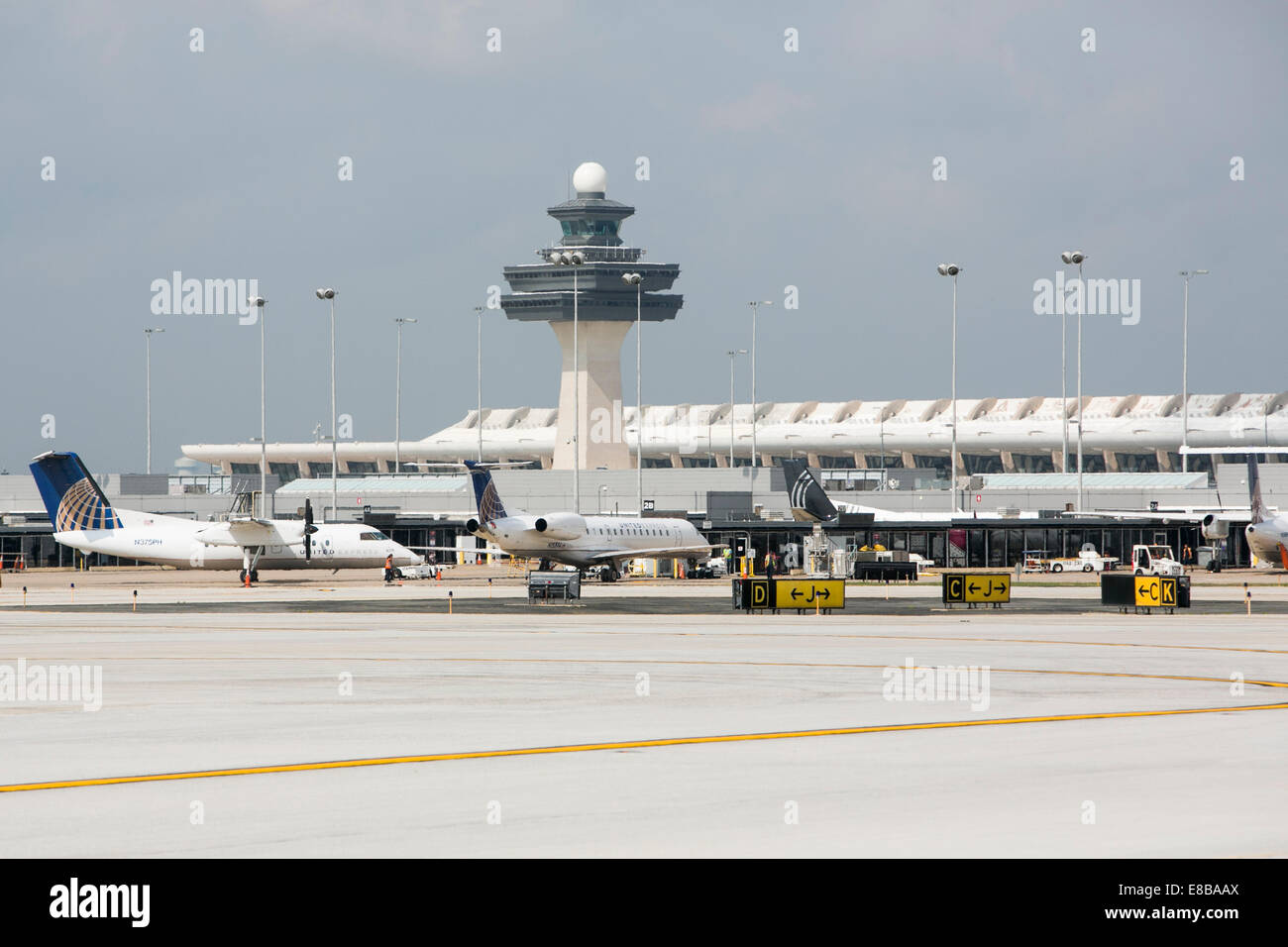 El Aeropuerto Internacional de Dulles, Virginia, EE.UU. 2 de octubre de 2014. Las operaciones de aeronaves en el Aeropuerto Internacional Washington Dulles en Dulles, Virginia, el 2 de octubre de 2014. Crédito: Kristoffer Tripplaar/Alamy Live News Foto de stock