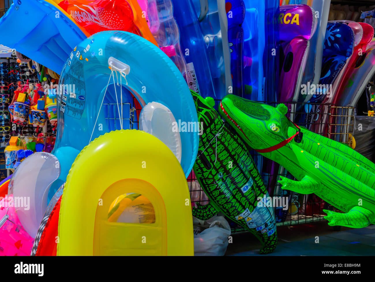 Descuido Alegaciones Fundador Colorido deflatable juguetes de playa, camas flotantes, barcos, gafas de sol,  cubos y un par de cocodrilos en una tienda en una playa Fotografía de stock  - Alamy