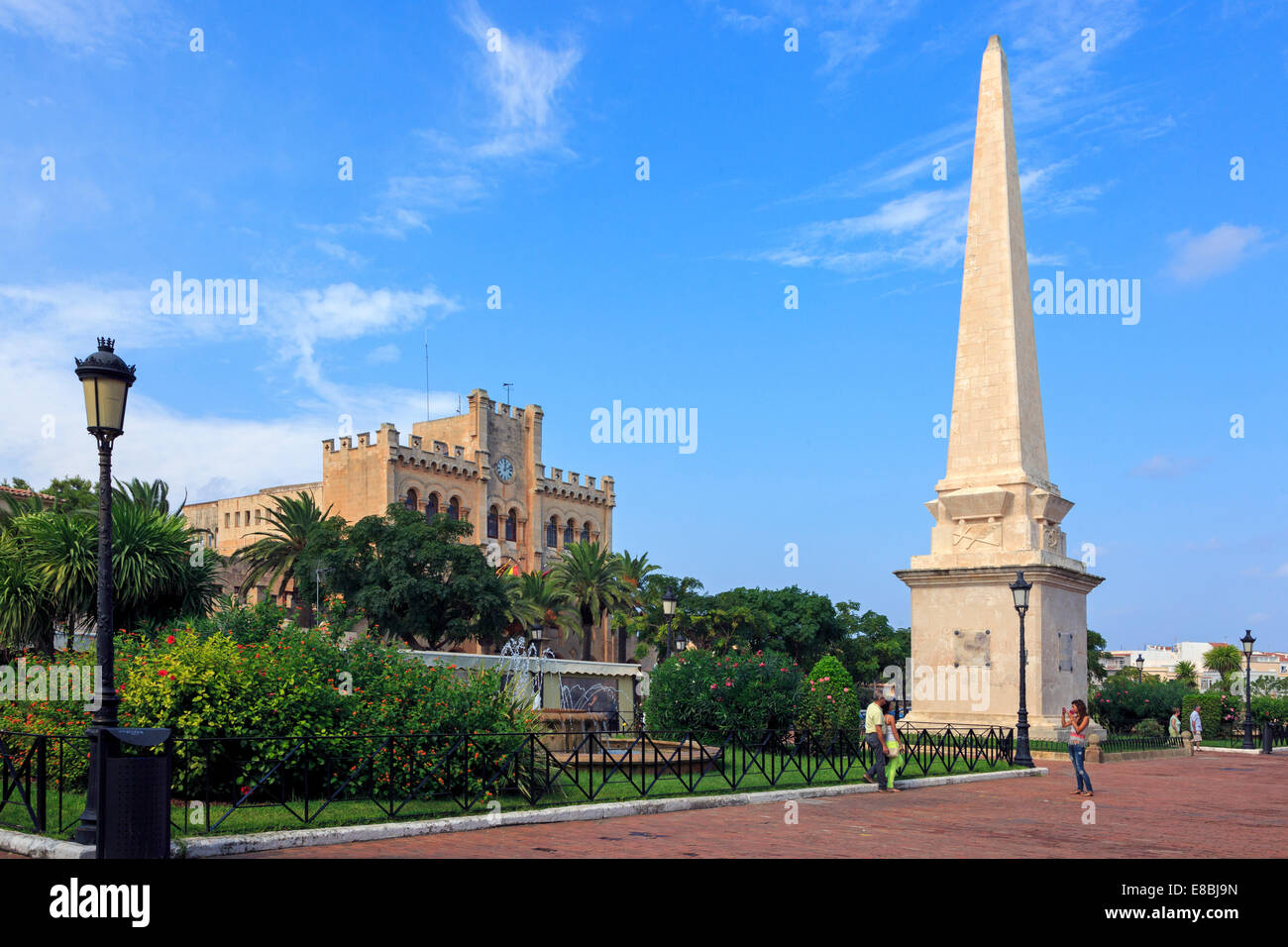 La Plaça des Born con el Adjuntament de Ciutadella en el oriente, Ciutadella, Menorca, España Foto de stock