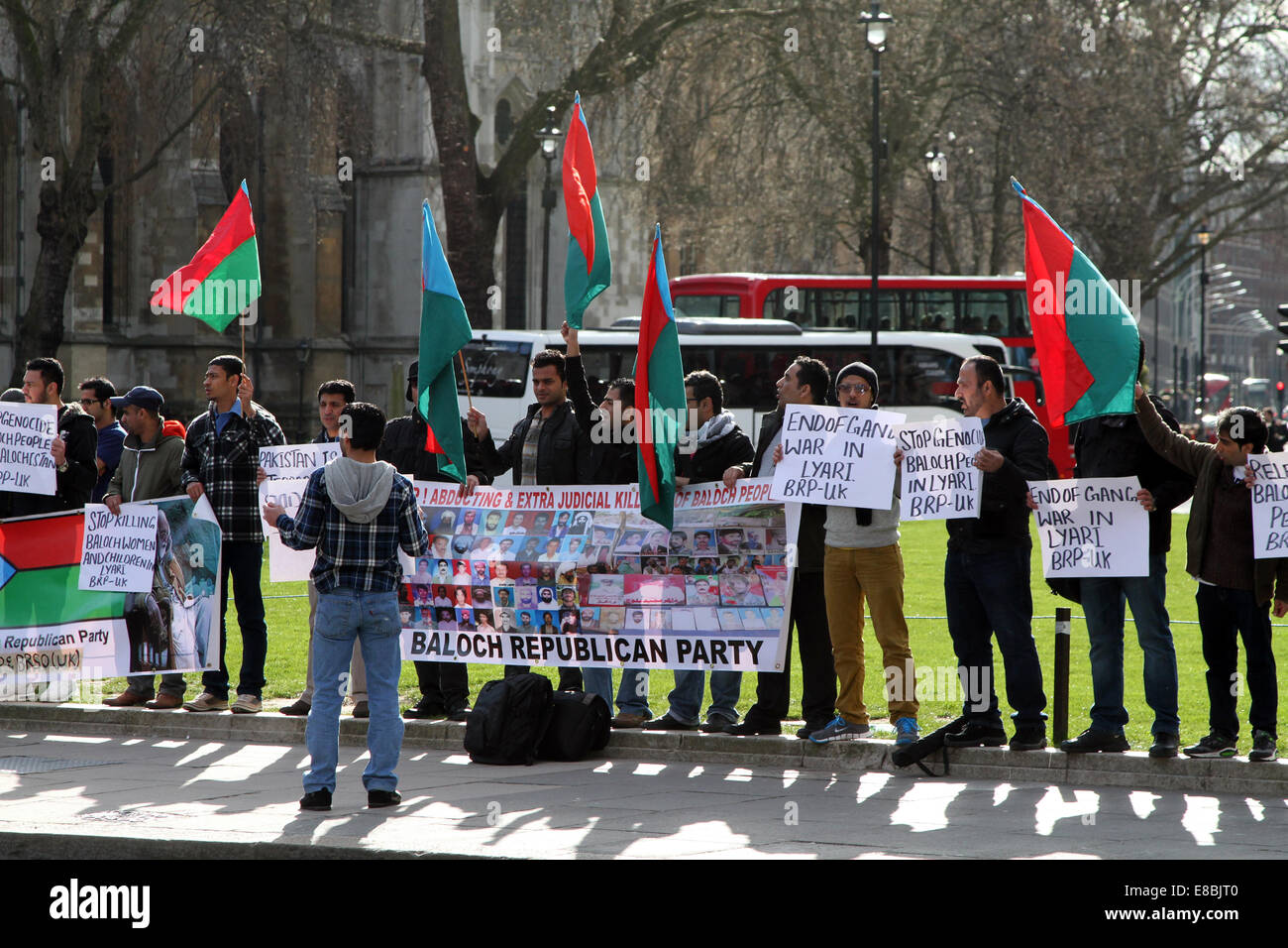 Manifestantes del Partido Republicano Baloch demostrar en la Plaza del Parlamento, frente al Palacio de Westminster en Londres Foto de stock