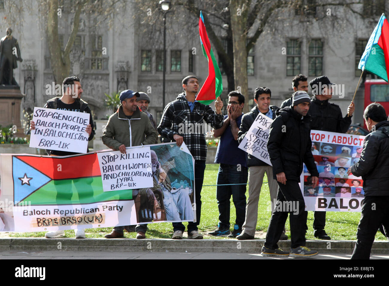 Manifestantes del Partido Republicano Baloch demostrar en la Plaza del Parlamento, frente al Palacio de Westminster en Londres Foto de stock