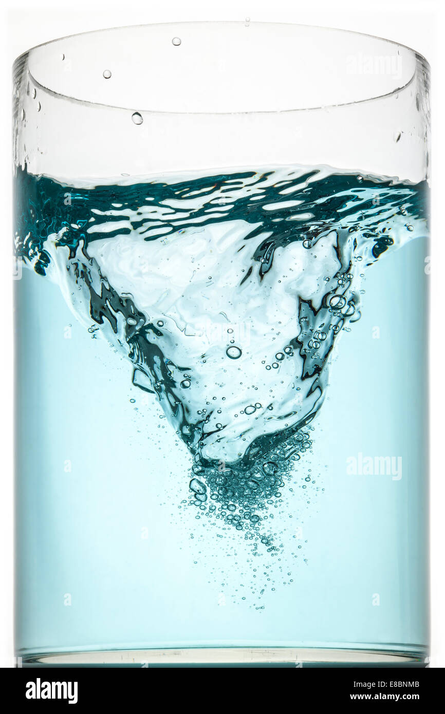 Salpicaduras de agua en un recipiente aislado en blanco. Onda pura con burbujas Foto de stock