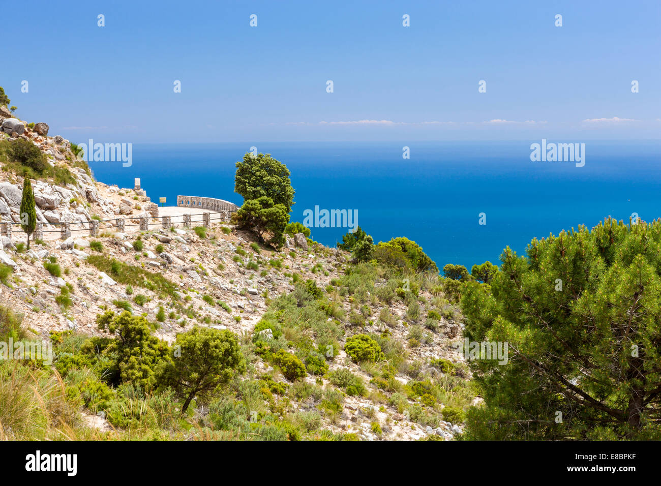 Vistas desde el Mirador del Macho Montes en la Sierra Blanca de Ojén cerca de Ojen hacia Marbella, provincia de Málaga, Andalucía, España. Foto de stock