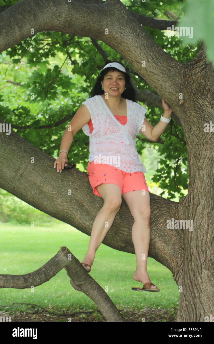 Mature asian woman wearing shorts fotografías e imágenes de alta resolución  - Alamy