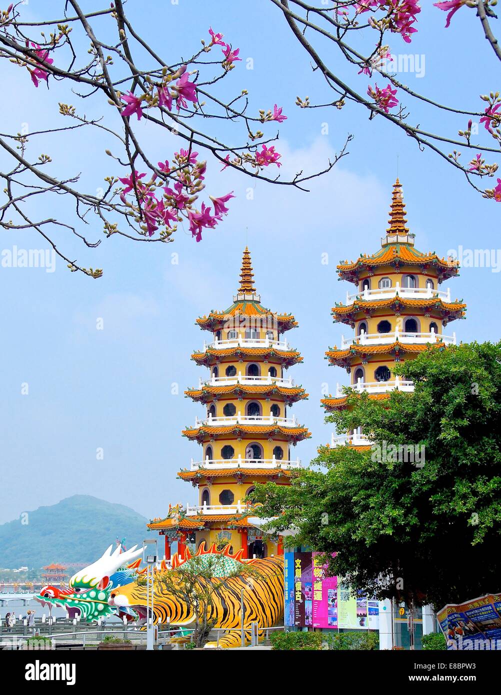 El famoso mirador "torre de Dragón y Tigre' en el sur de Taiwán . Foto de stock