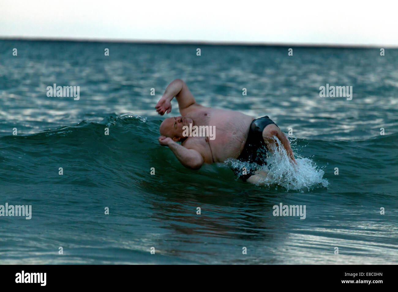 Hombre divirtiéndose en Atlantic Beach NC. Foto de stock