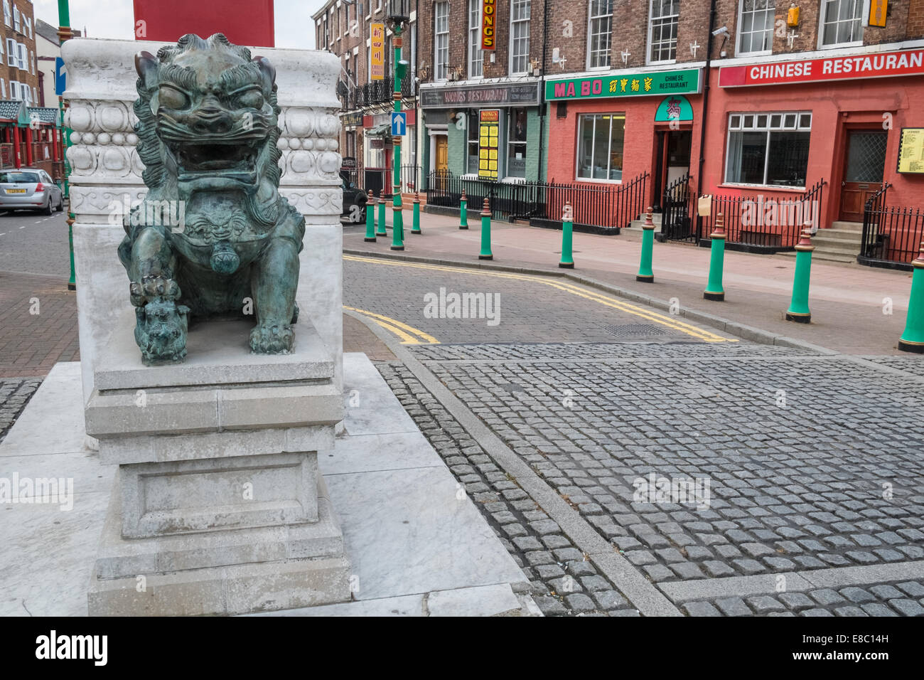 Estatua de dragón en Chinatown, Nelson Street, Liverpool, Merseyside, Inglaterra Foto de stock