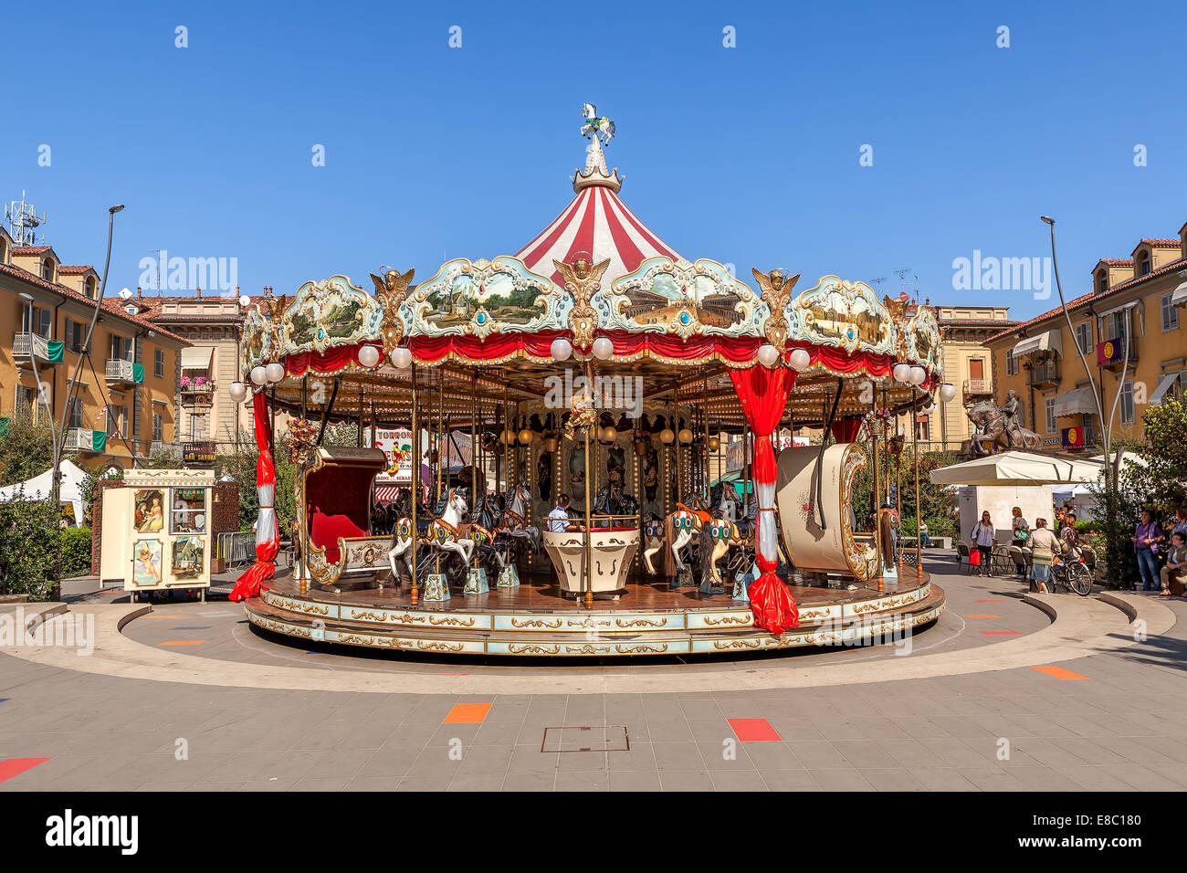 Carrusel en la plaza del pueblo, en Alba, Italia. Foto de stock