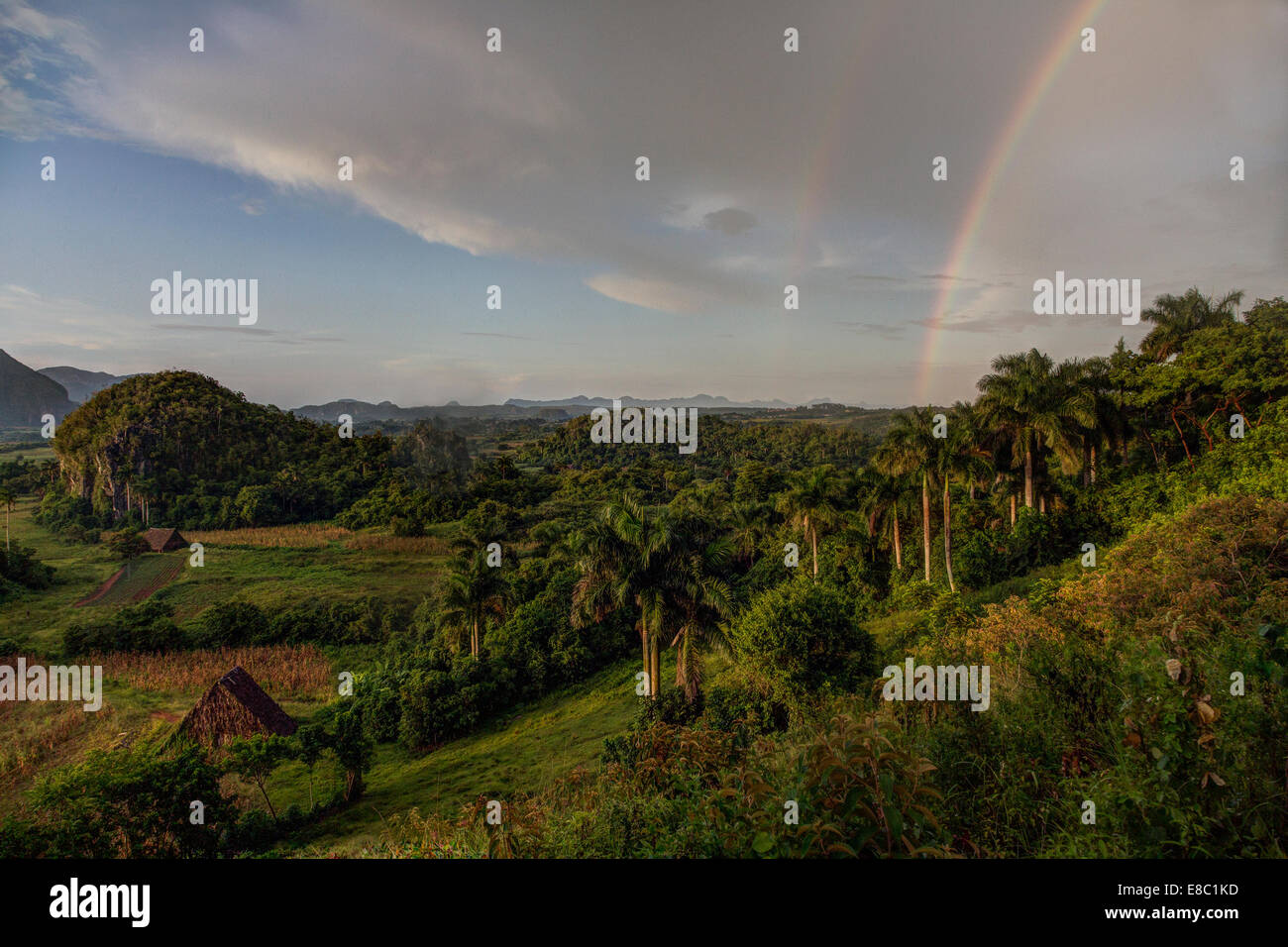 Arco iris en la noche paisaje de Viñales, provincia de Pinar del Río, Cuba Foto de stock