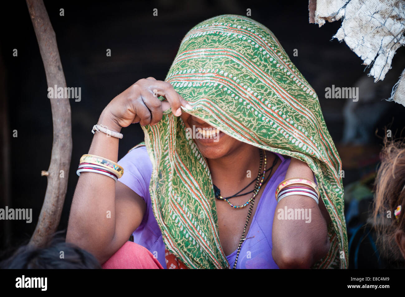 Una tímida mujer india está sonriendo bajo la shari Foto de stock