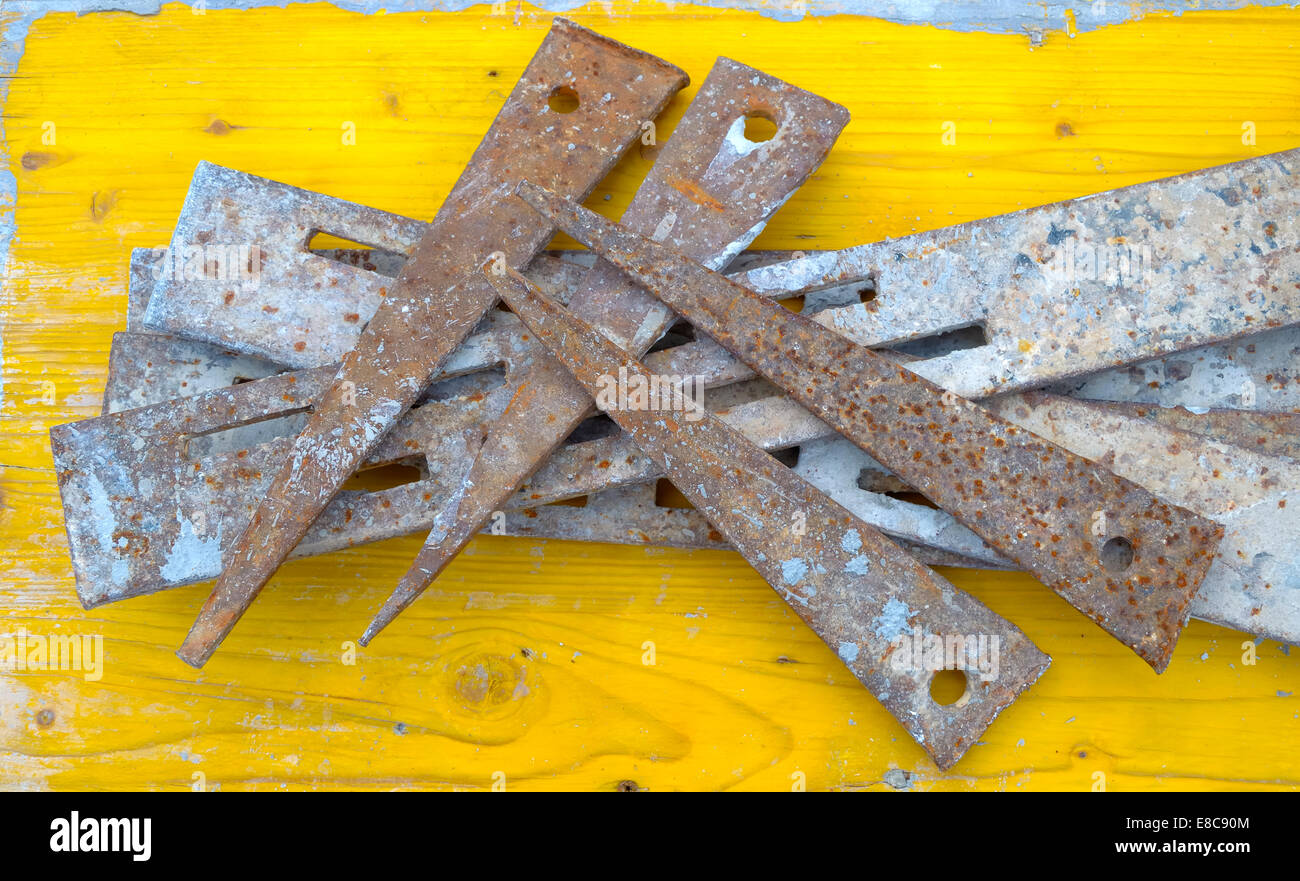 Cuñas de hierro oxidados y sucios utilizados en un sitio de construcción Foto de stock