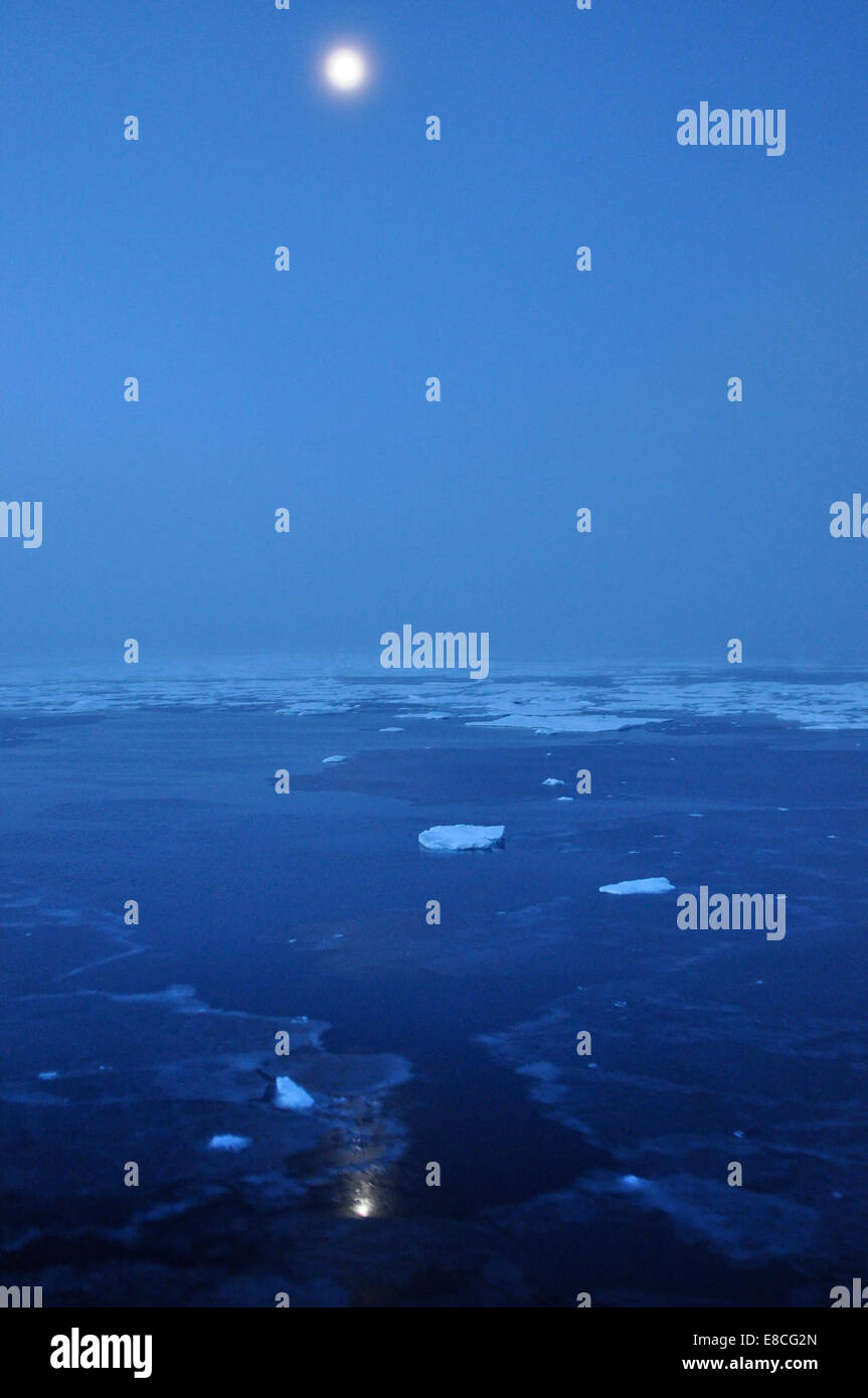 Arctic Luna La luna se cierne sobre el horizonte del Océano Glacial Ártico El 10 de septiembre, 2009. Foto de stock