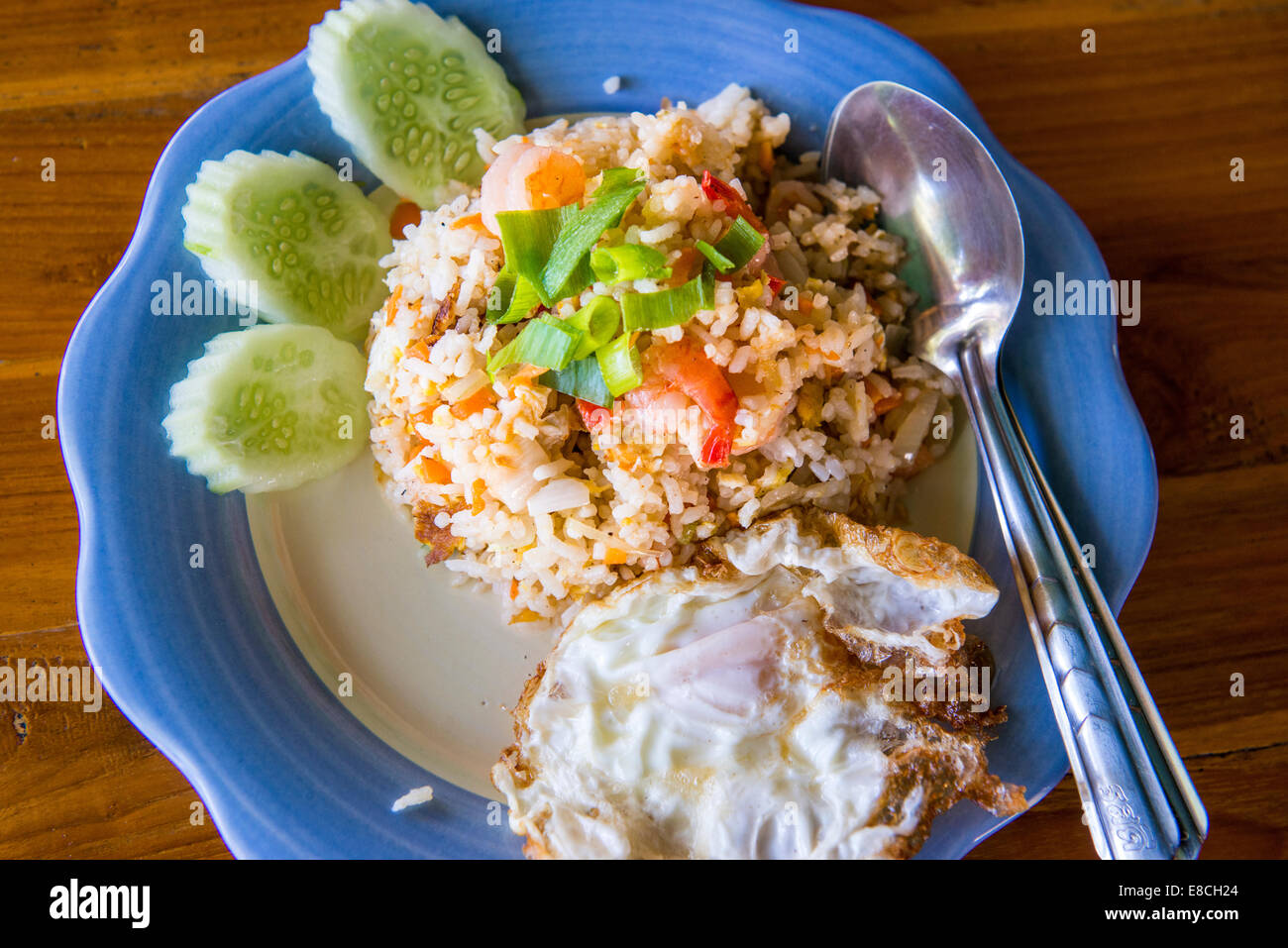 Arroz frito con camarones en Tailandia Foto de stock