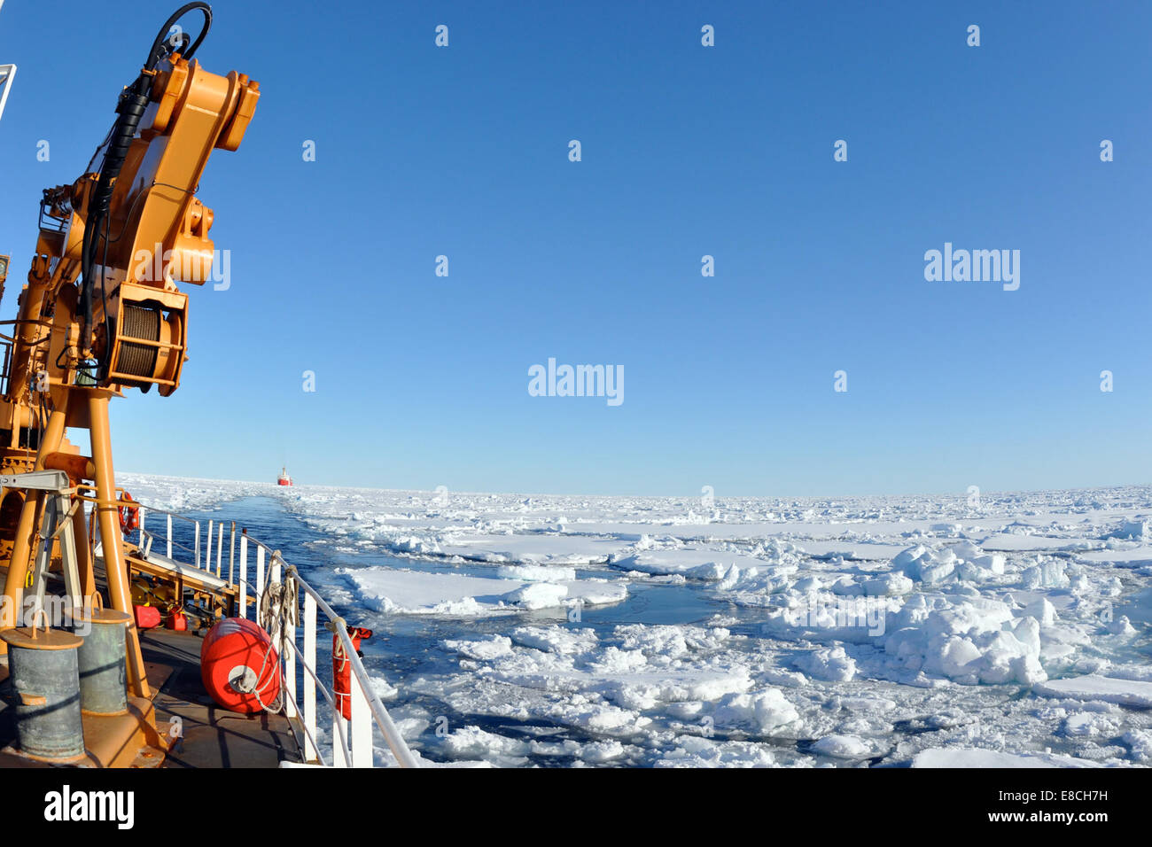 Liderando el camino del Océano Ártico - Escampavías Healy rompe el hielo delante del buque Guardacostas canadiense Louis S. St-Laurent Septiembre 1, 2009. Los dos barcos están tomando parte en un multi-año, multi-agencia Arctic Survey que ayudará a definir el North American Foto de stock