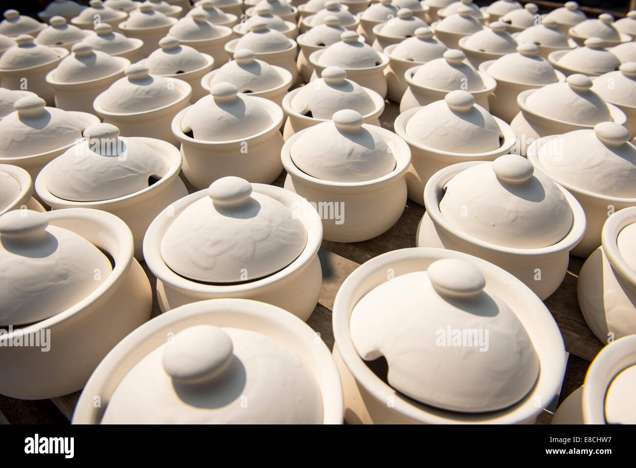 La mitad hecho de cerámica en la fábrica de cerámica de Lampang, Tailandia Foto de stock