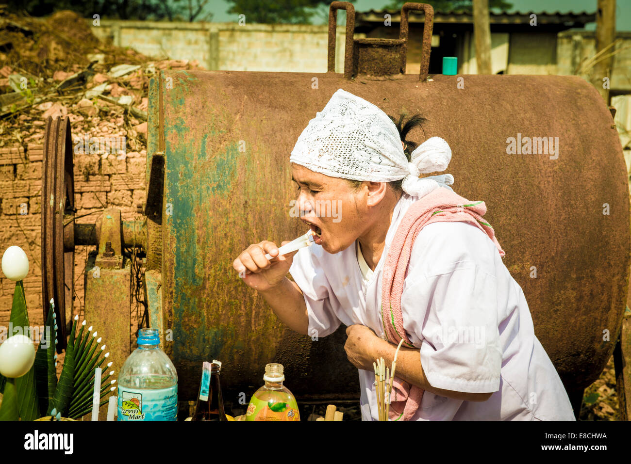 Ritual de chamán para cambiar la casa espiritual en el norte de Tailandia en Lampang Foto de stock