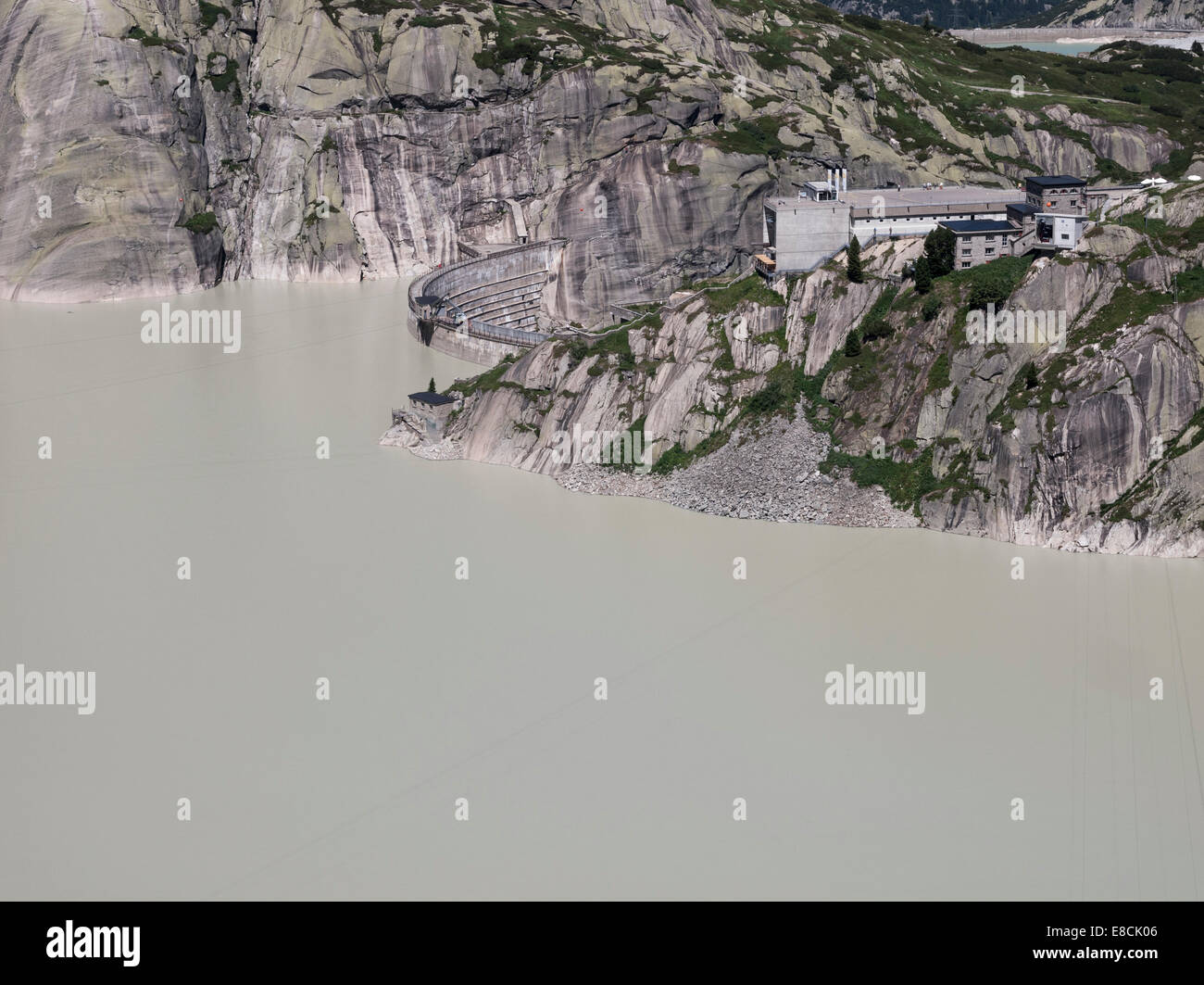 Lago lago Embalse Grimsel, embalse y utilidades de la planta de energía hidroeléctrica de Grimsel, Suiza, el 01 de agosto, 2013. Foto de stock