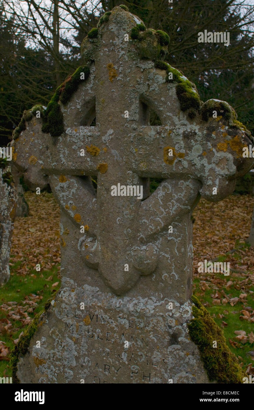 Seend cruciforme de la Iglesia y la iglesia de piedra grave yard Wiltshire UK Foto de stock