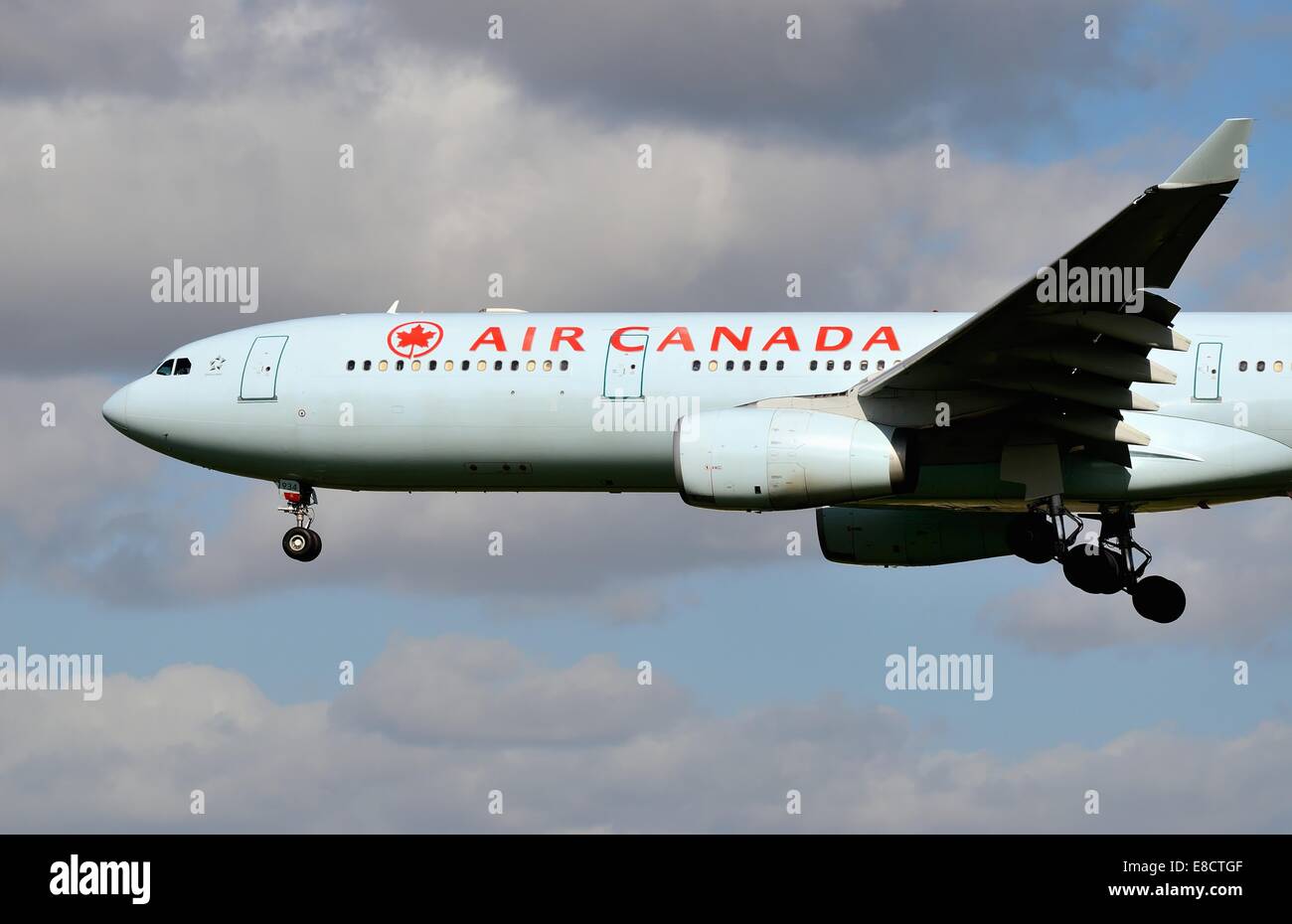 Airbus A330 de Air Canada en el aterrizaje a Heathrow Foto de stock