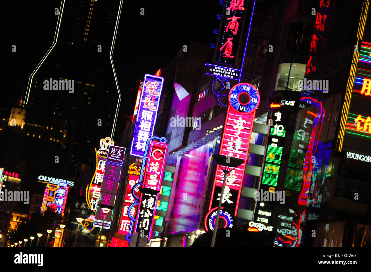 Signos iluminan la noche en Shanghai, China Foto de stock