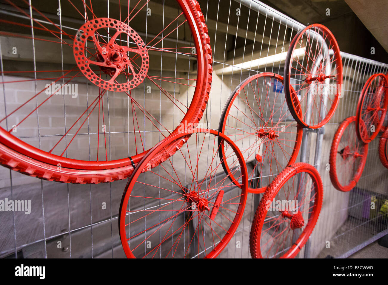 pleasant Claim completely Ruedas de bicicleta roja en exhibición en el parkour Ride un  multi-disciplina ciclista celebrada en una abandonada estacionamiento de  varios pisos, tabaco Dock, Londres, Reino Unido. 04/10/2014 Crédito: Simon  Balson/Alamy Live News