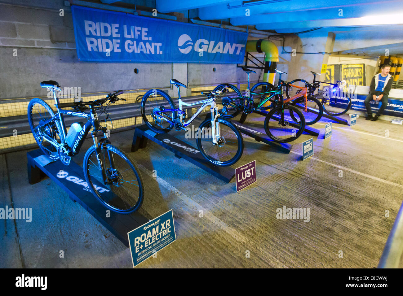 Bicicletas en pantalla gigante en el parkour Ride un multi-disciplina  ciclista celebrada en una abandonada estacionamiento de varios pisos,  tabaco Dock, Londres, Reino Unido. 04/10/2014 Crédito: Simon Balson/Alamy  Live News Fotografía de